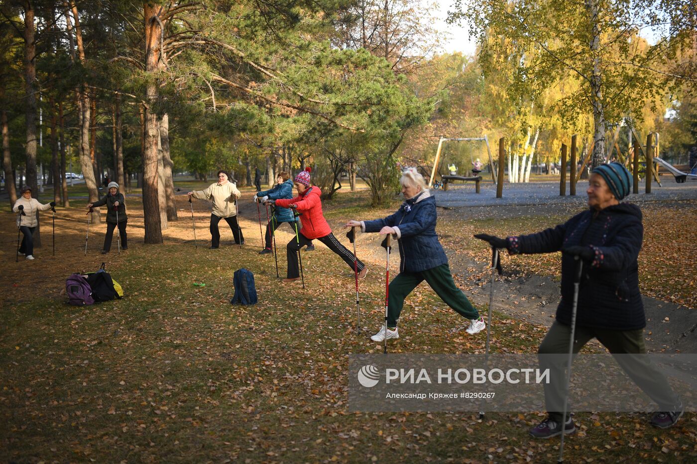 Занятия по скандинавской ходьбе в Новосибирске | РИА Новости Медиабанк