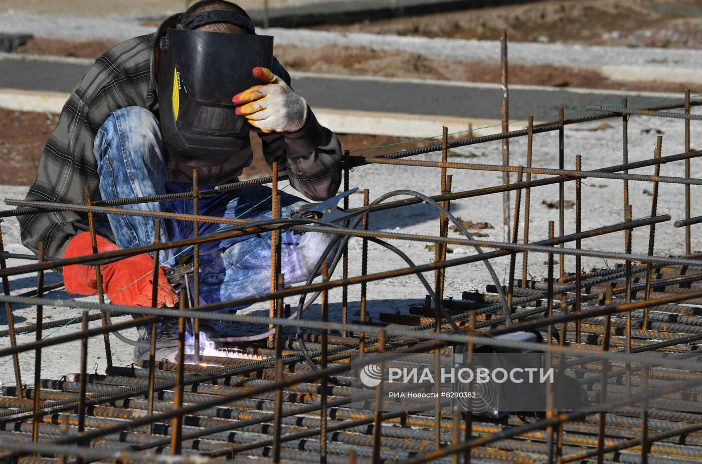 Строительство объектов здравоохранения и жилья в Волновахе