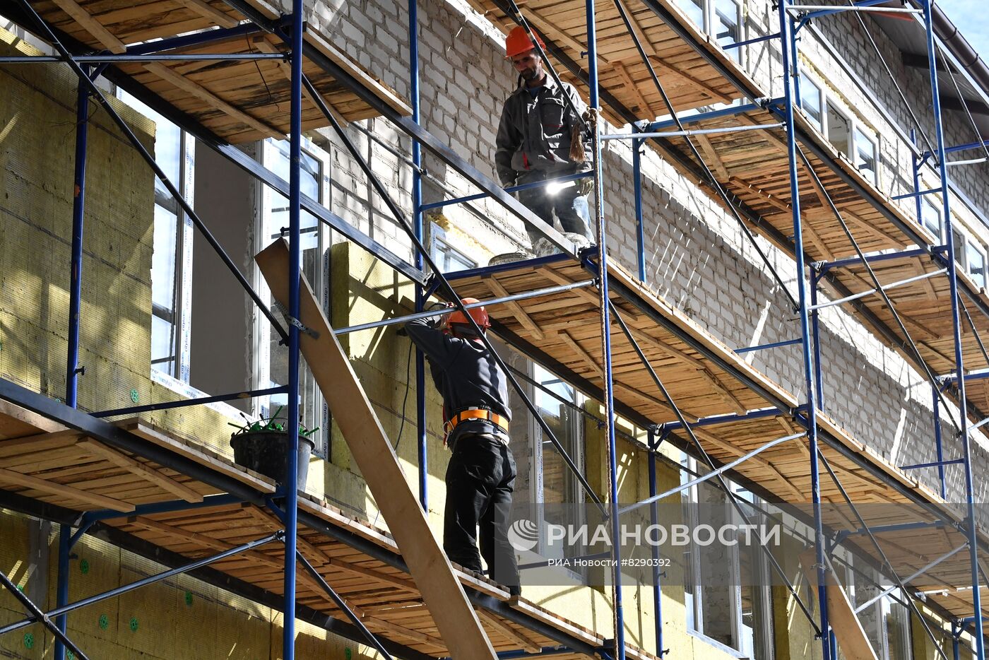 Строительство объектов здравоохранения и жилья в Волновахе