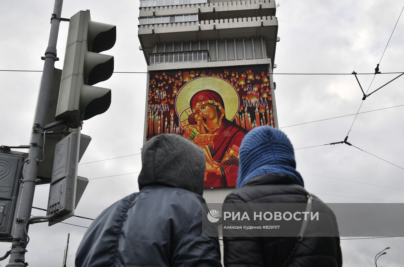 Световые проекции икон на медиафасадах в Москве 