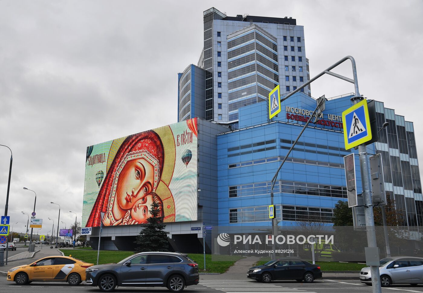 Световые проекции икон на медиафасадах в Москве