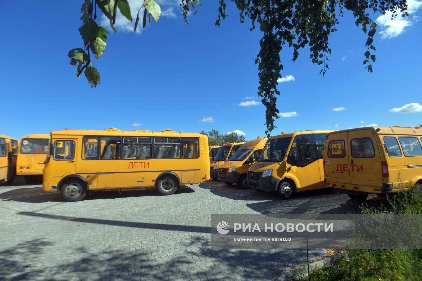 В Мелитополь доставили 42 школьных автобуса