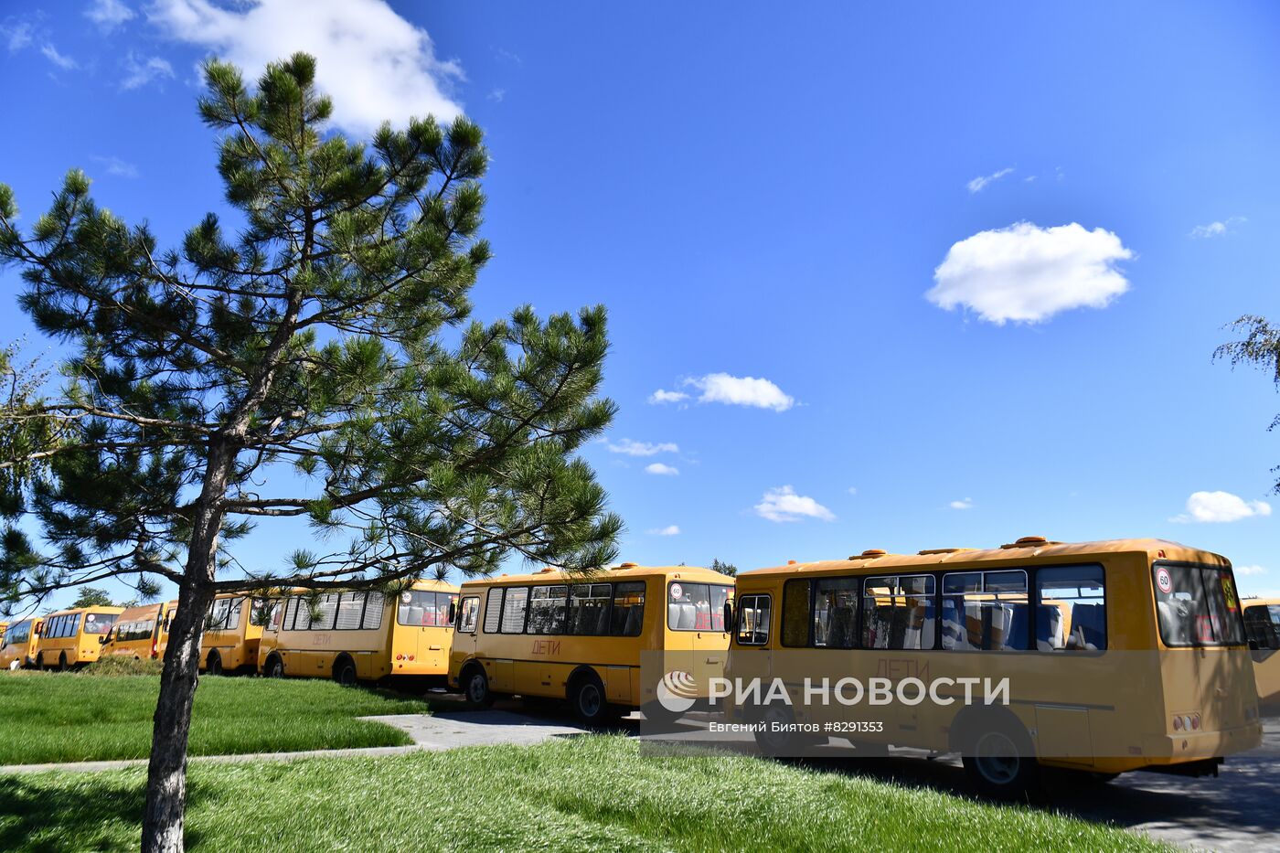 В Мелитополь доставили 42 школьных автобуса