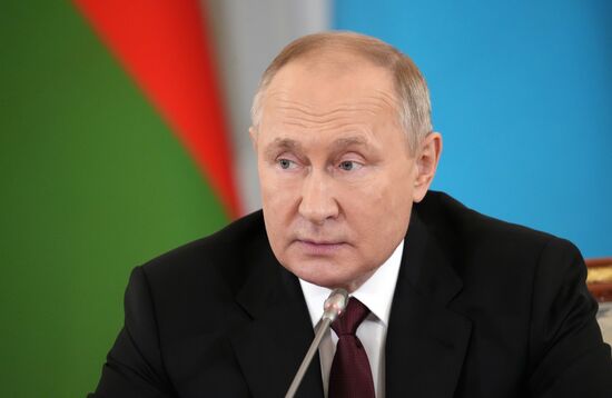 Президент РФ В. Путин принял участие в неформальной встрече руководителей стран - участниц СНГ