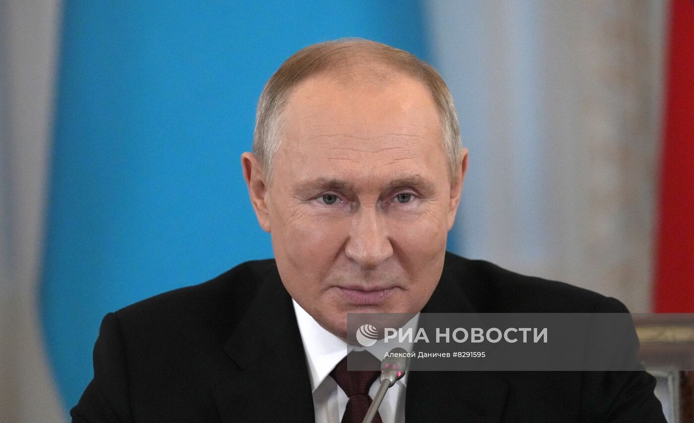 Президент РФ В. Путин принял участие в неформальной встрече руководителей стран - участниц СНГ