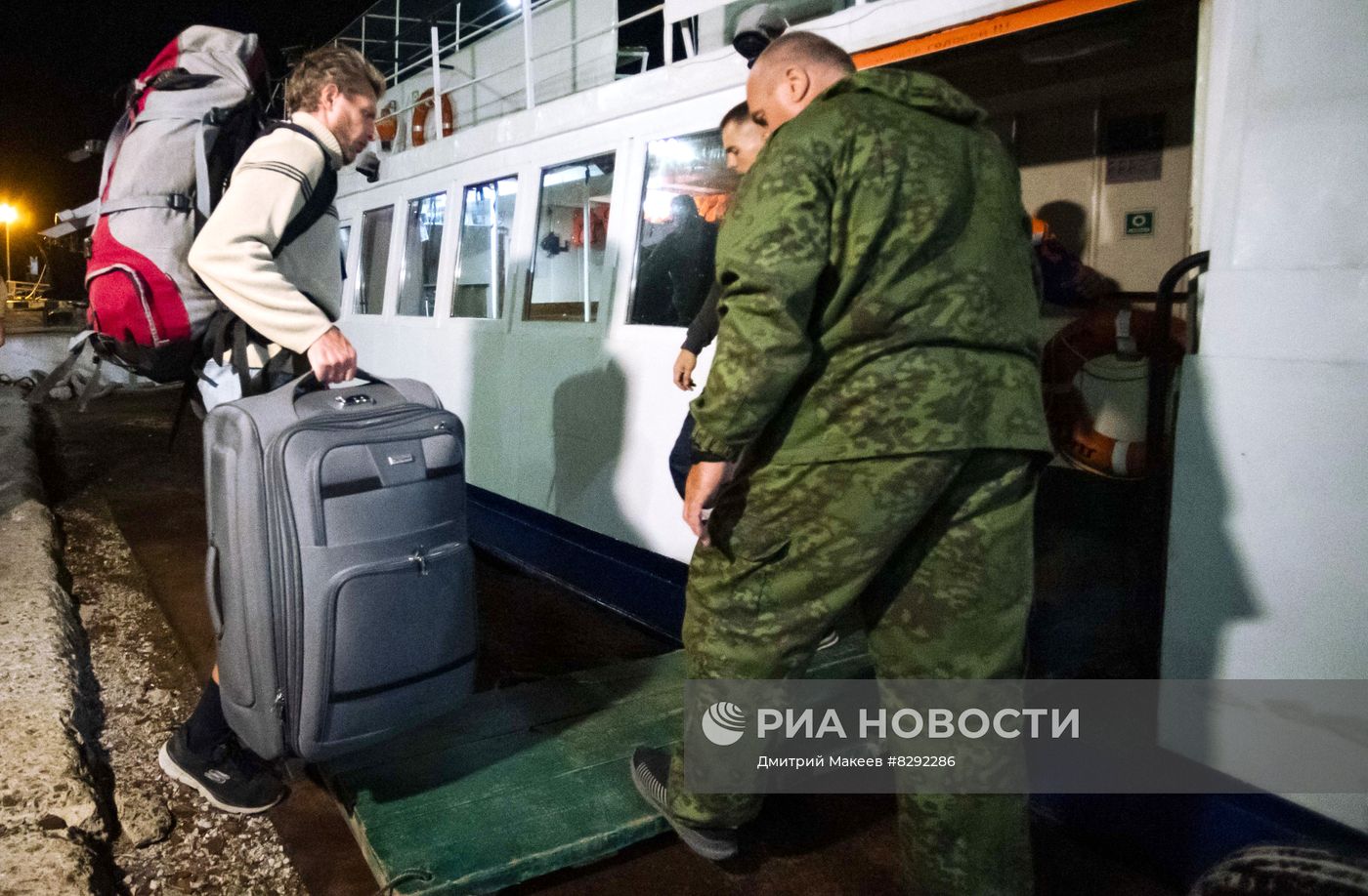 Отправка пассажирского судна из порта "Крым" в Керчи