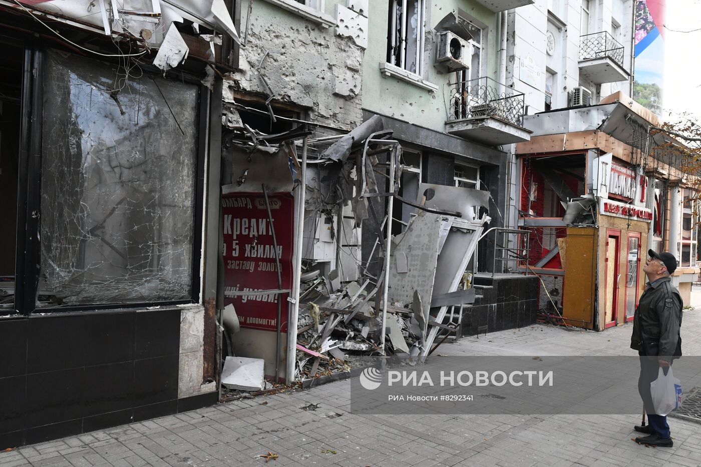 Последствия обстрела центра Донецка