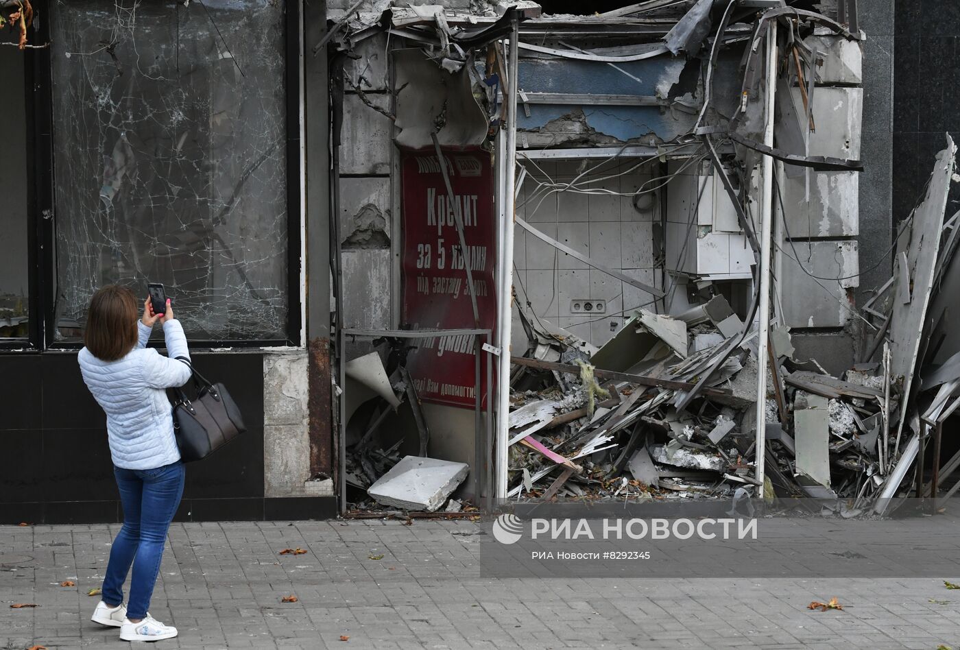 Последствия обстрела центра Донецка