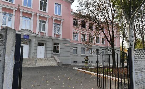 Последствия обстрела центра Донецка