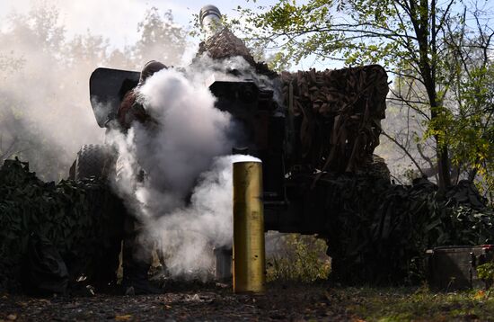 Стрельба из пушки "Гиацинт-Б" по позициям ВСУ