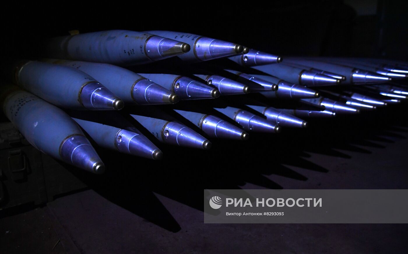 Бойцы ЧВК "Вагнер" стреляют из РСЗО "Торнадо"