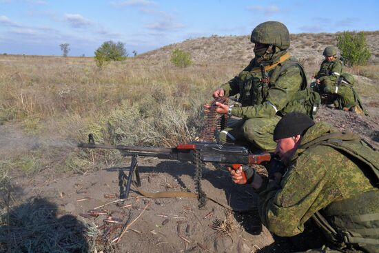 Военная подготовка ВДВ на полигоне в Запорожской области