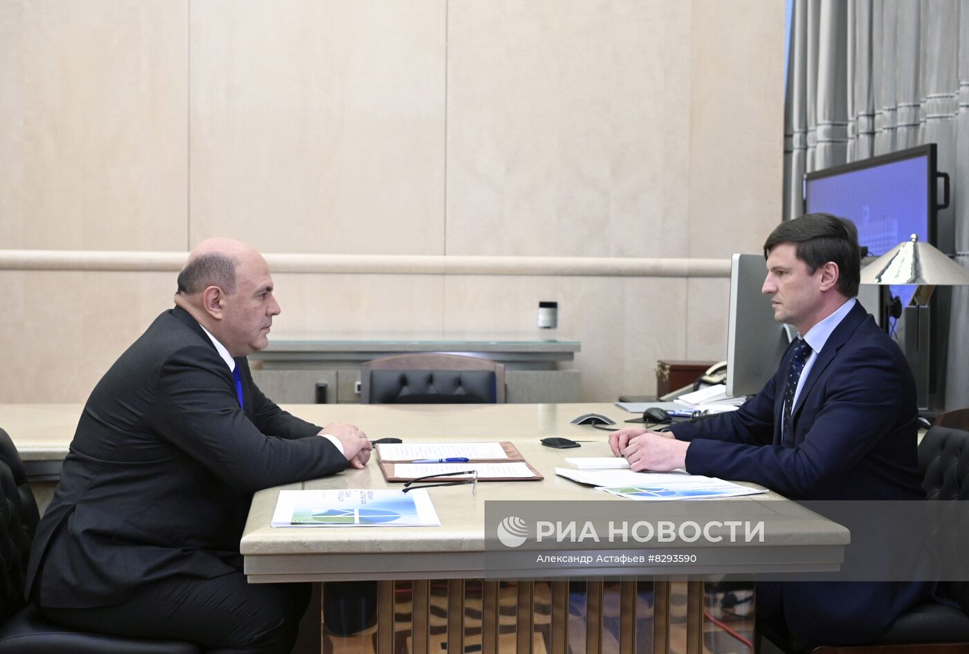 Премьер-министр РФ М. Мишустин встретился с главой Роскадастра В. Ждановым