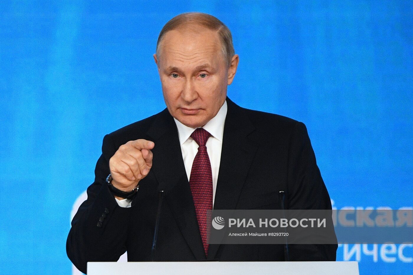 Президент РФ В. Путин принял участие в международном форуме "Российская энергетическая неделя"