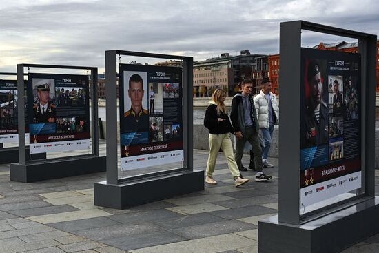 Открытие фотовыставки "Герои с вечно русским сердцем"