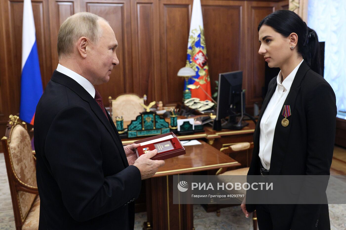 Президент РФ В. Путин встретился с дочерью Героя России О. Кочуры