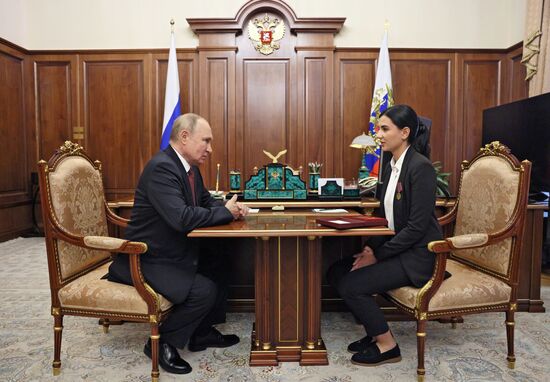 Президент РФ В. Путин встретился с дочерью Героя России О. Кочуры