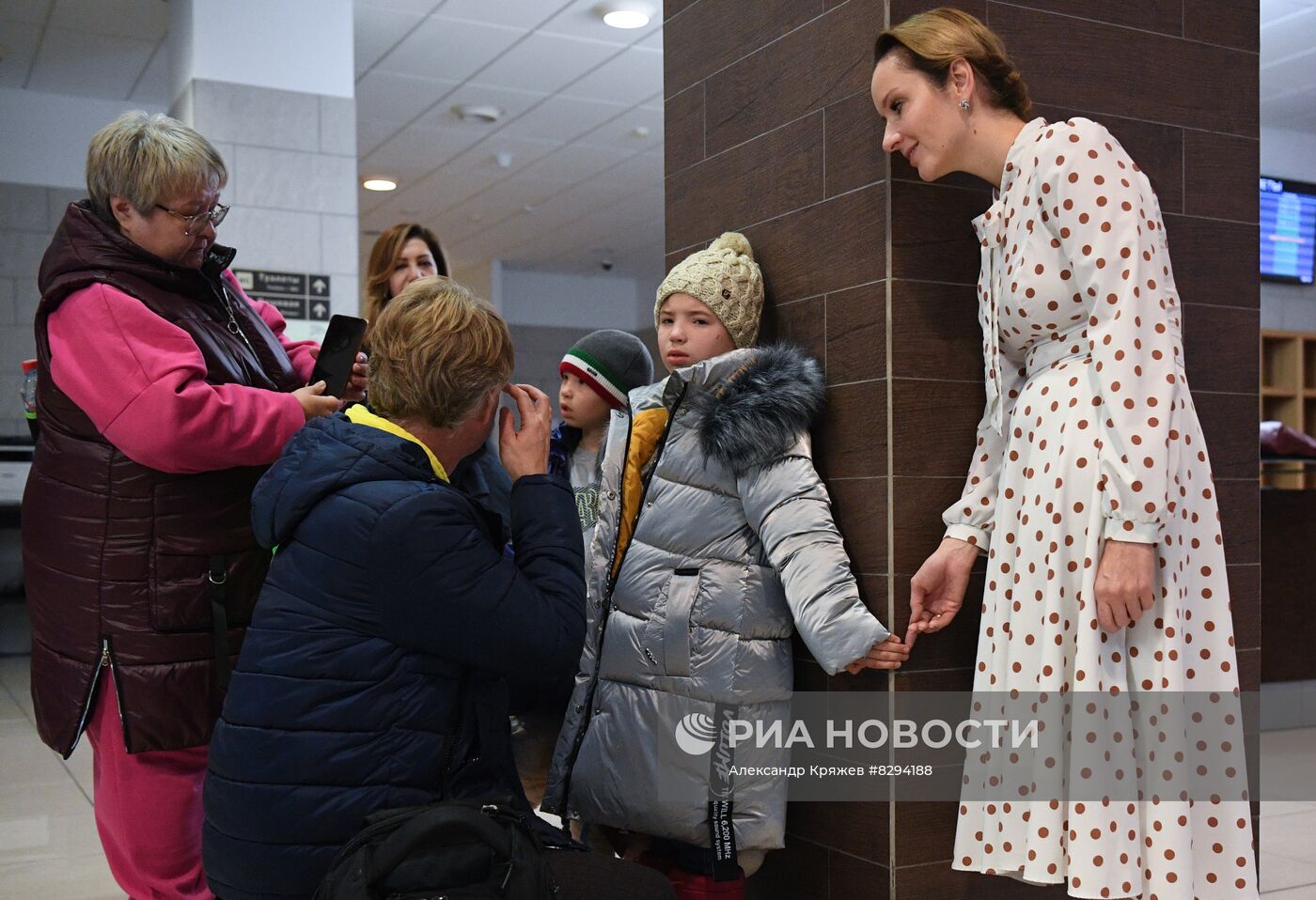 Встреча детей-сирот из ЛНР в аэропорту Новосибирска