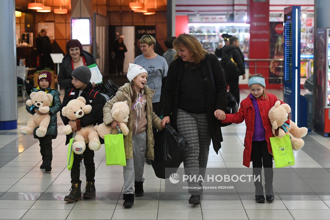 Встреча детей-сирот из ЛНР в аэропорту Новосибирска