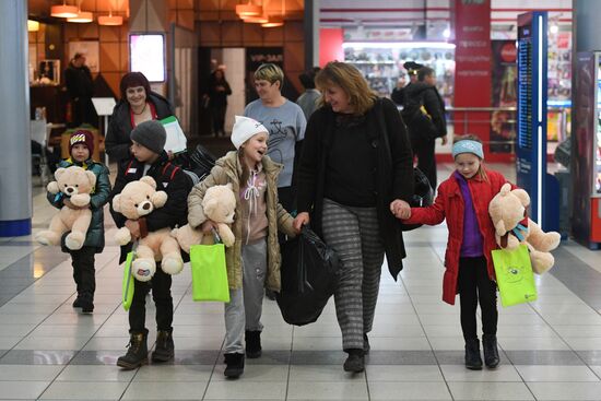 Встреча детей-сирот из ЛНР в аэропорту Новосибирска