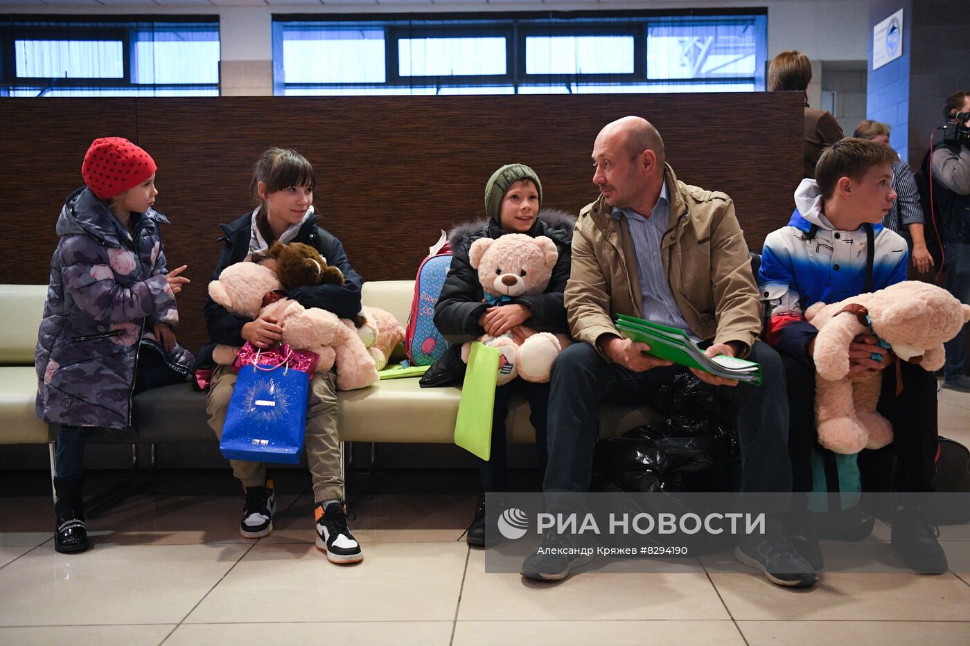 Встреча детей-сирот из ЛНР в аэропорту Новосибирска