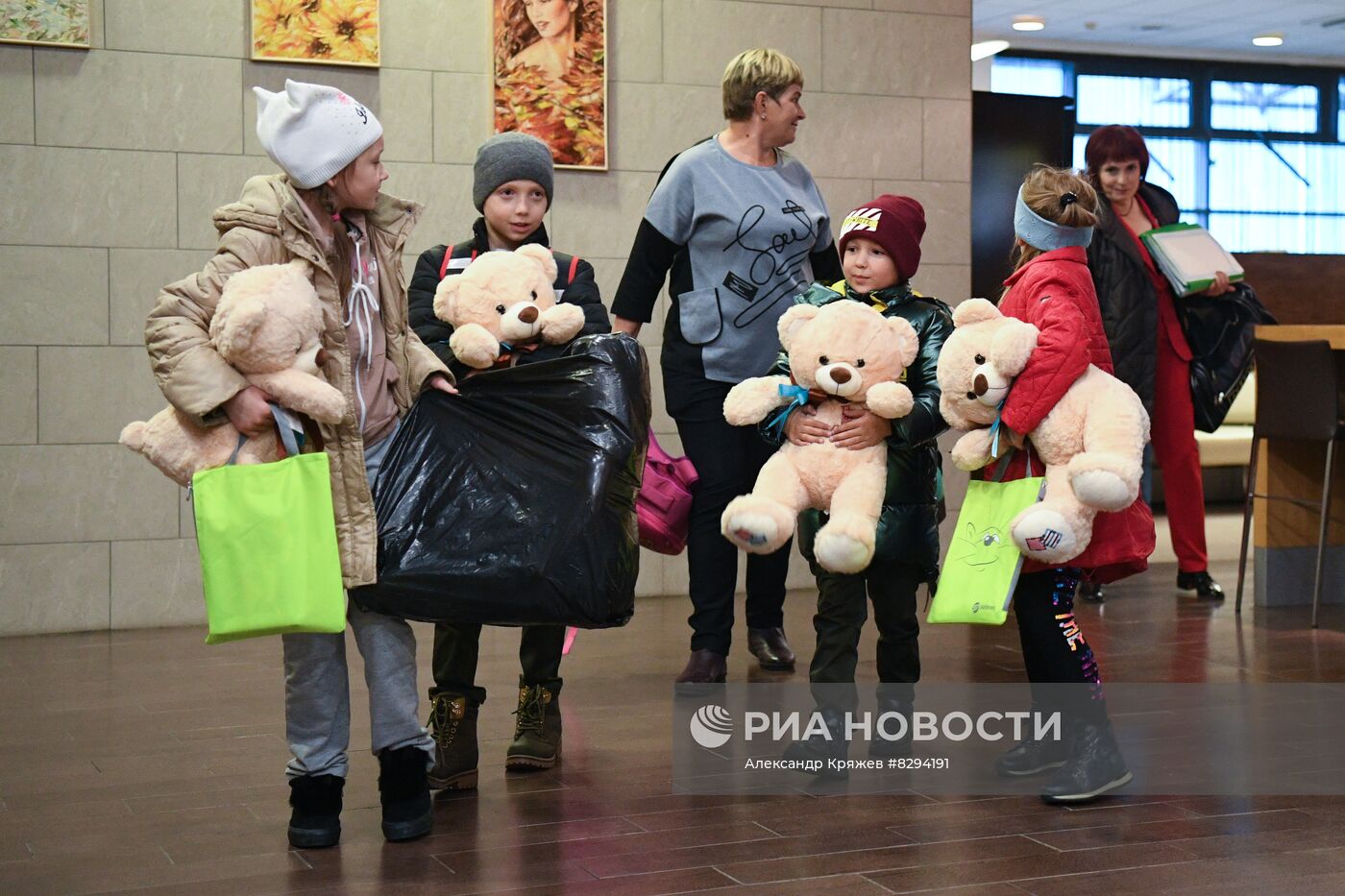 Встреча детей-сирот из ЛНР в аэропорту Новосибирска