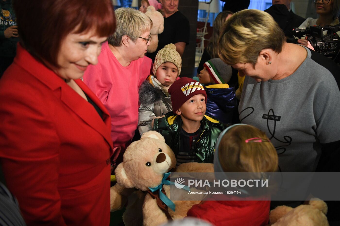 Встреча детей-сирот из ЛНР в аэропорту Новосибирска