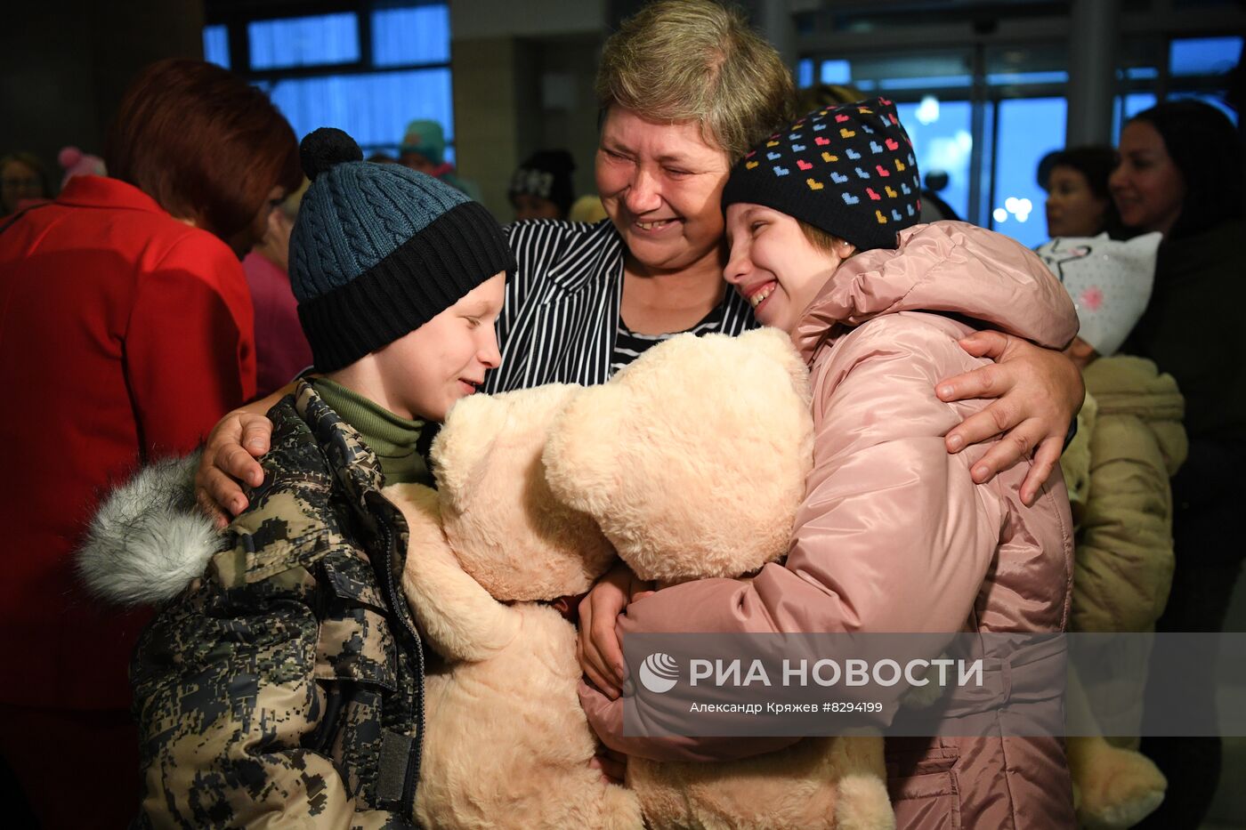 Встреча детей-сирот из ЛНР в аэропорту Новосибирска