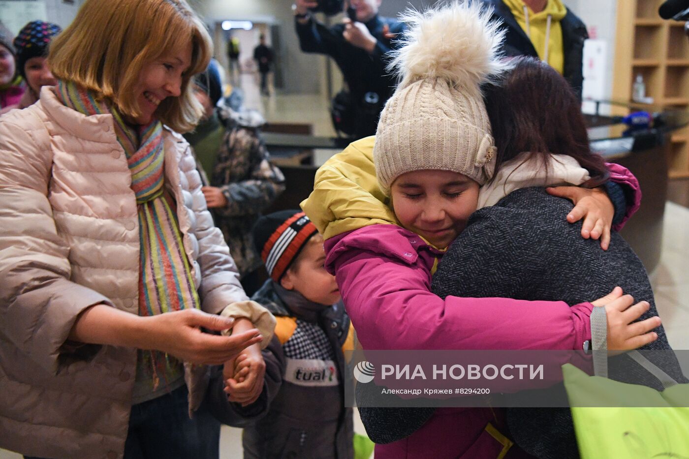 Встреча детей-сирот из ЛНР в аэропорту Новосибирска