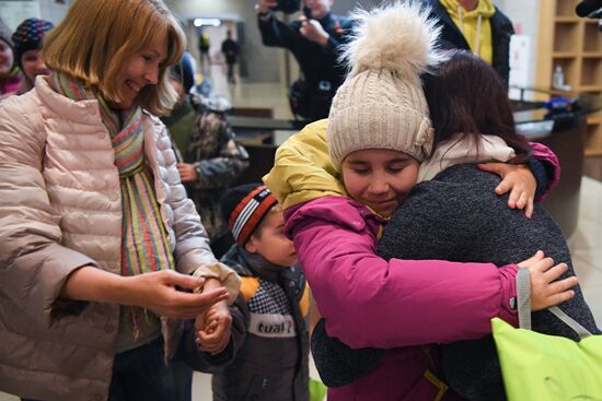 Встреча детей-сирот из ЛНР в аэропорту Новосибирска