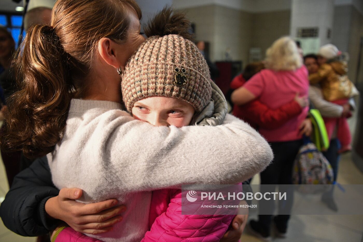 Встреча детей-сирот из ЛНР в аэропорту Новосибирска