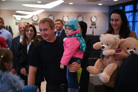 Встреча детей-сирот из ЛНР в аэропорту Новосибирска