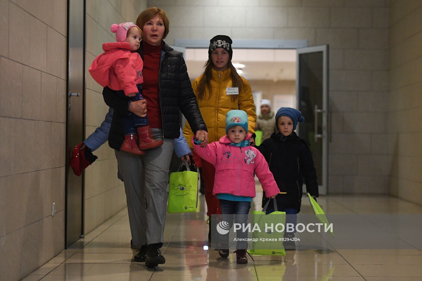 Встреча детей-сирот из ЛНР в аэропорту Новосибирска