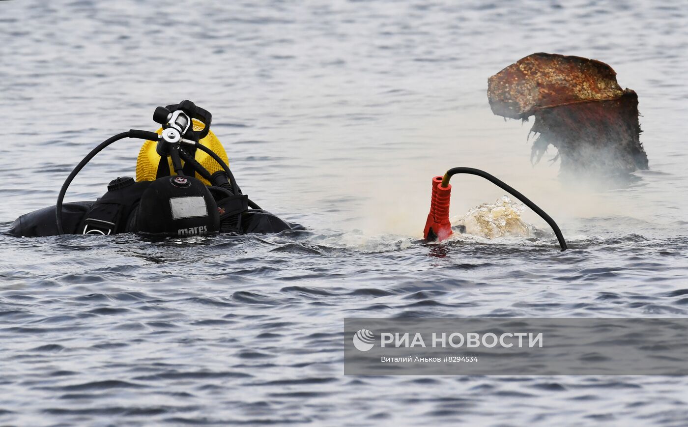 Показательные учения водолазов МЧС России во Владивостоке 