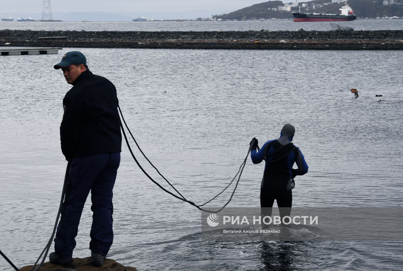 Показательные учения водолазов МЧС России во Владивостоке 