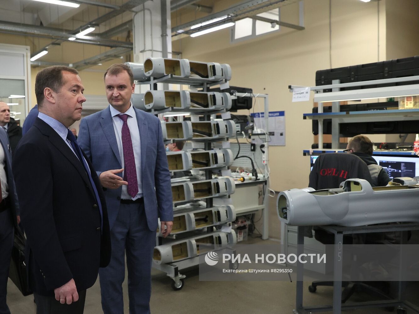 Зампред Совета безопасности РФ Д. Медведев  посетил "Специальный технологический центр" в Санкт-Петербурге