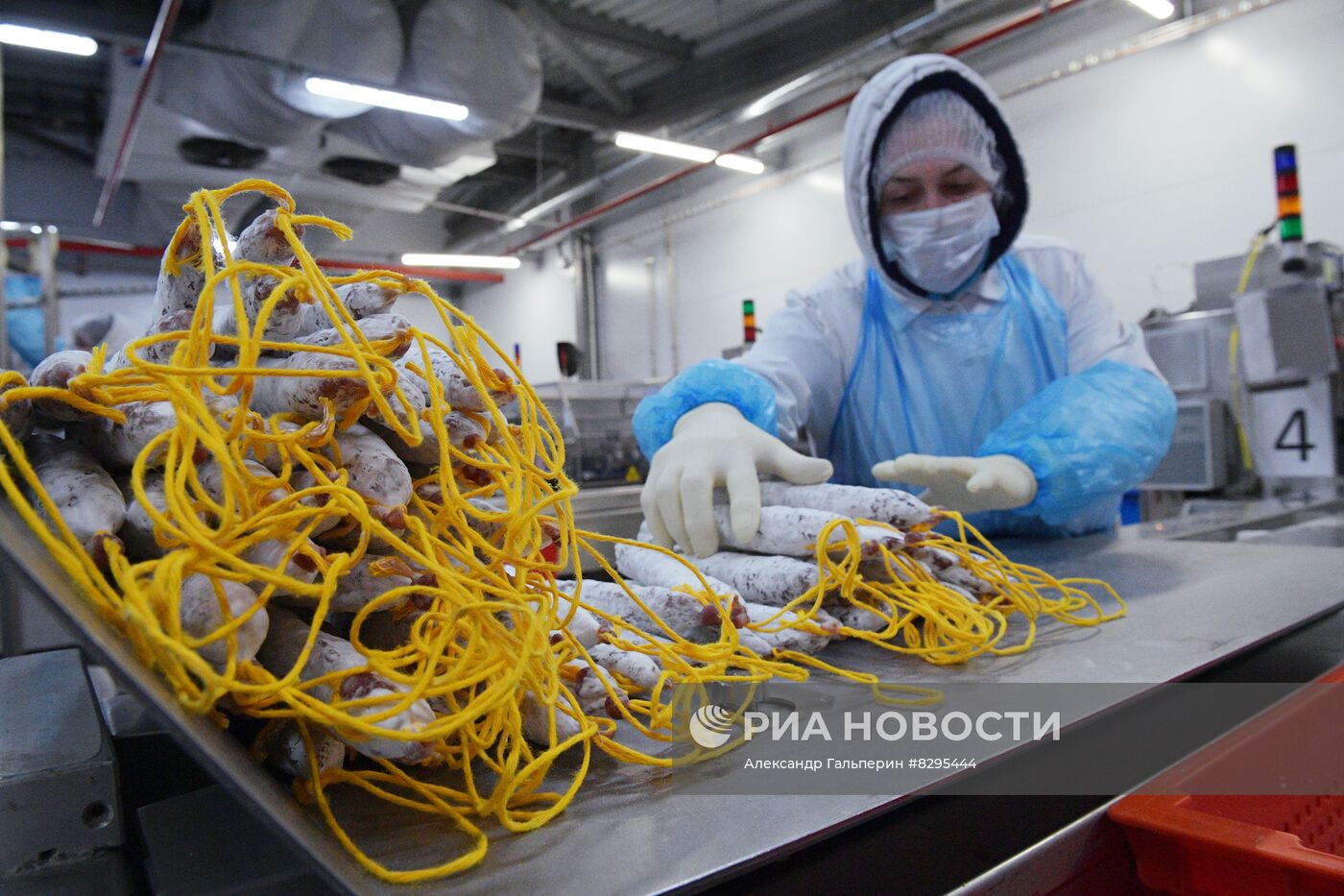 Производство мясной продукции на предприятии "Черкизово" в Санкт-Петербурге