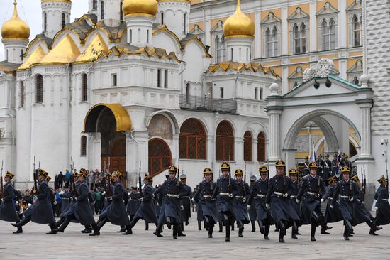 Церемония развода пеших и конных караулов президентского полка на соборной площади