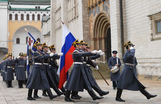 Церемония развода пеших и конных караулов президентского полка на соборной площади