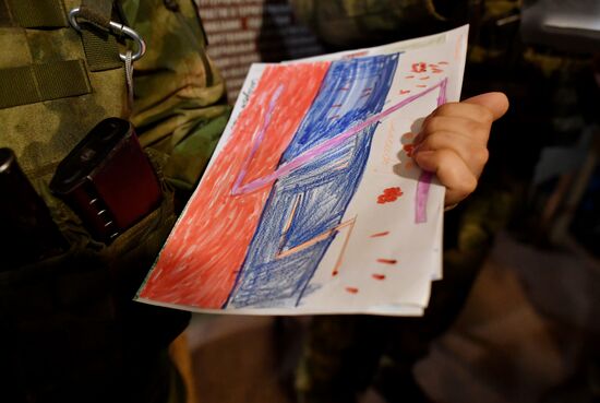 Вручение бойцам Росгвардии на ЗАЭС рисунков и писем школьников Энергодара