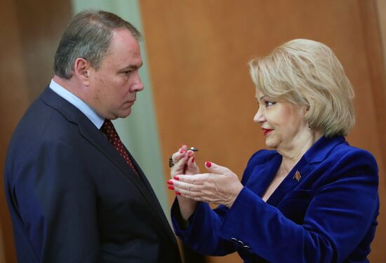 толстые лесби Парламентские слушания в Госдуме о запрете пропаганды ЛГБТ | РИА Новости Медиабанк