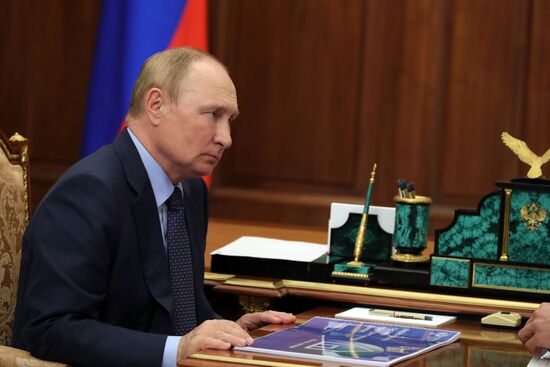 Президент РФ В. Путин встретился с главой Росреестра О. Скуфинским