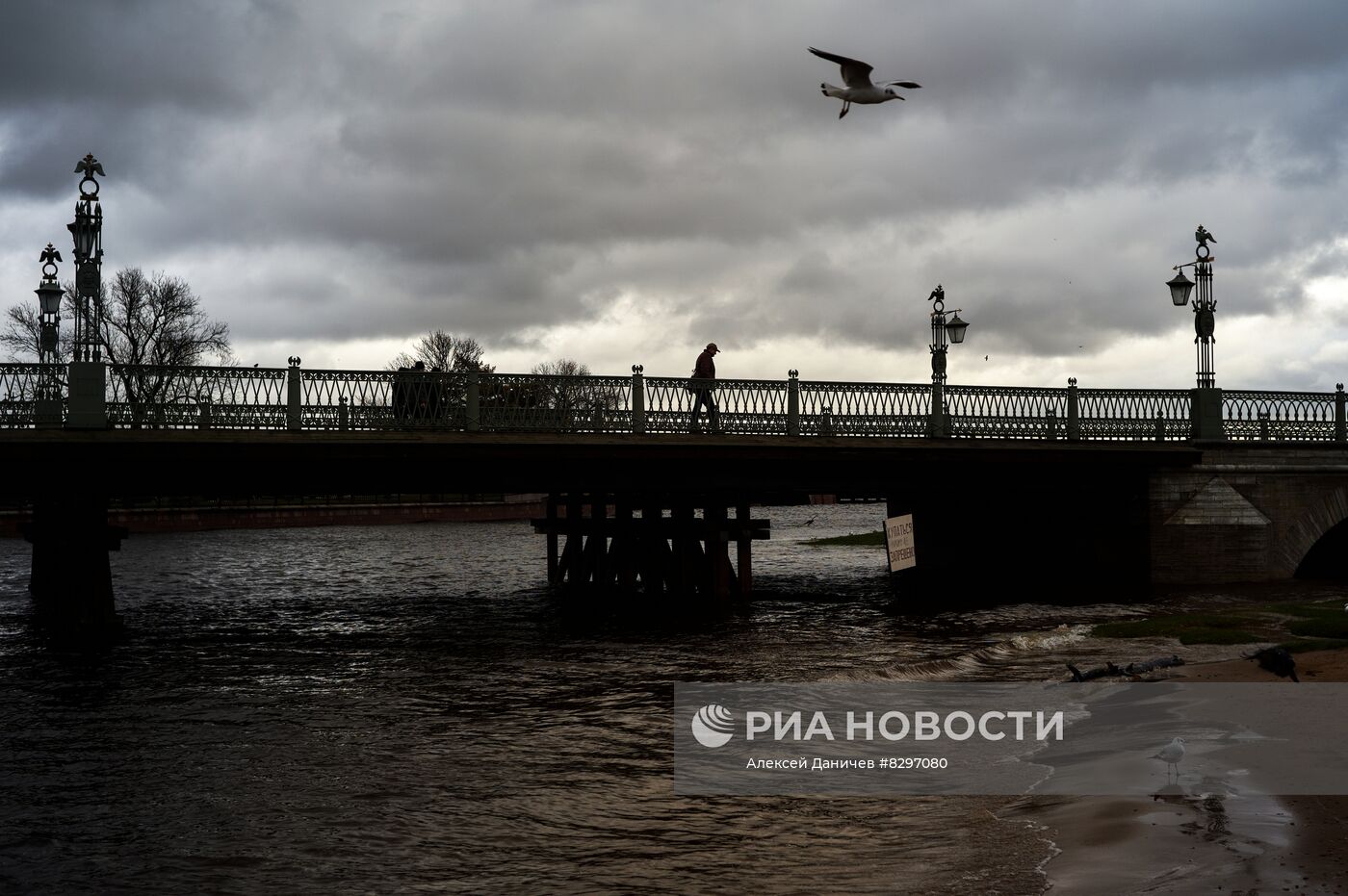 Штормовое предупреждение в Санкт-Петербурге