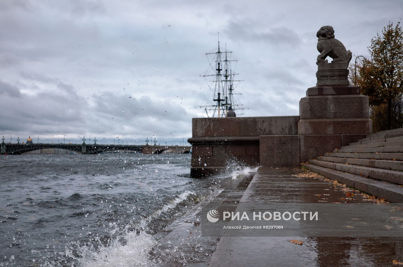 Штормовое предупреждение в Санкт-Петербурге