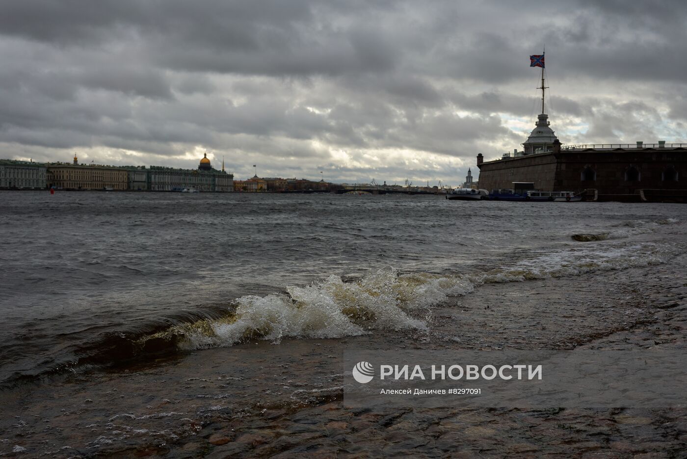 Штормовое предупреждение в Санкт-Петербурге