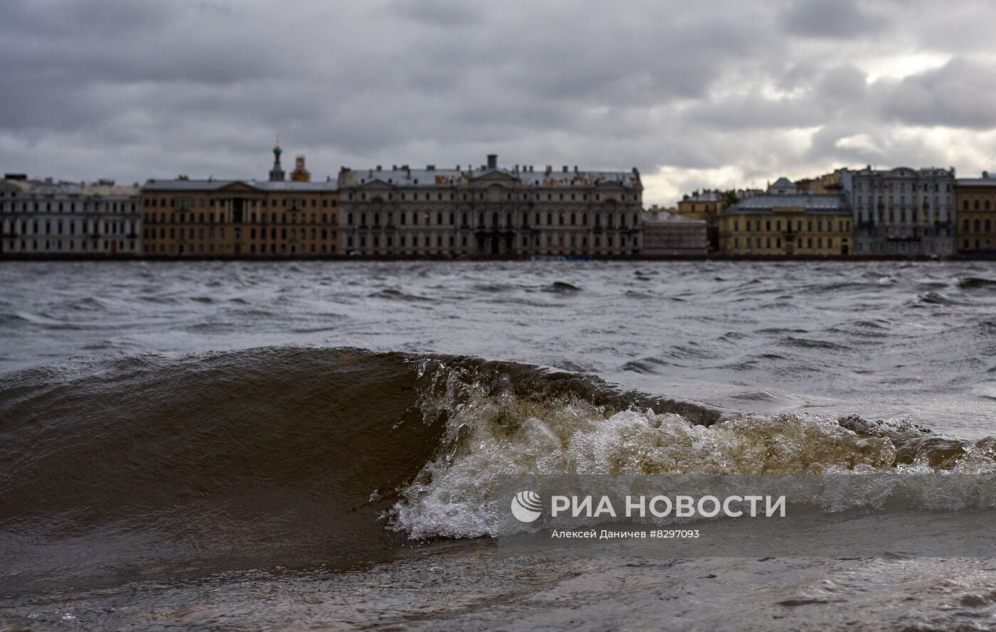 Штормовое предупреждение в Санкт-Петербурге