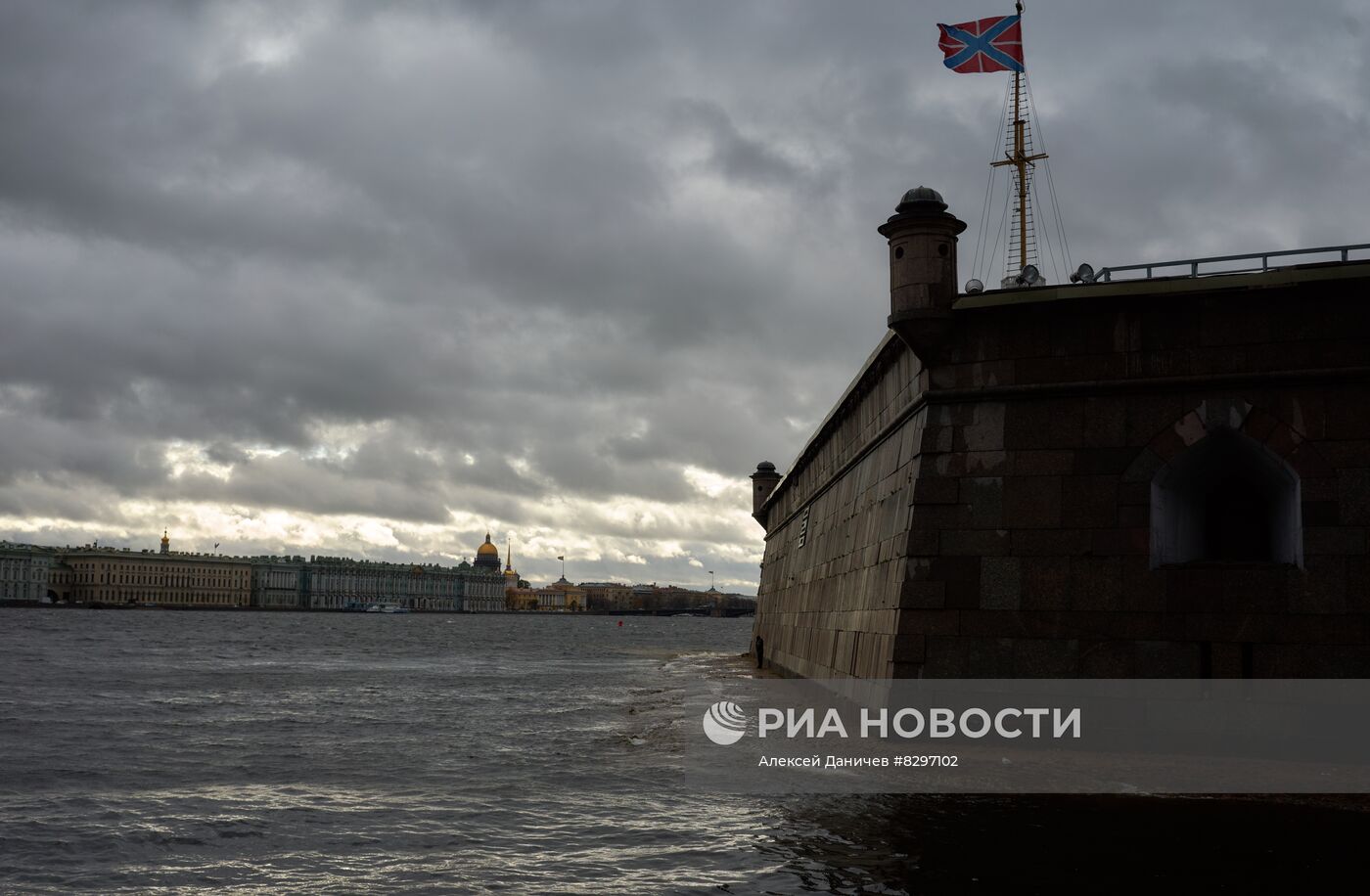 Штормовое предупреждение в Санкт-Петербурге