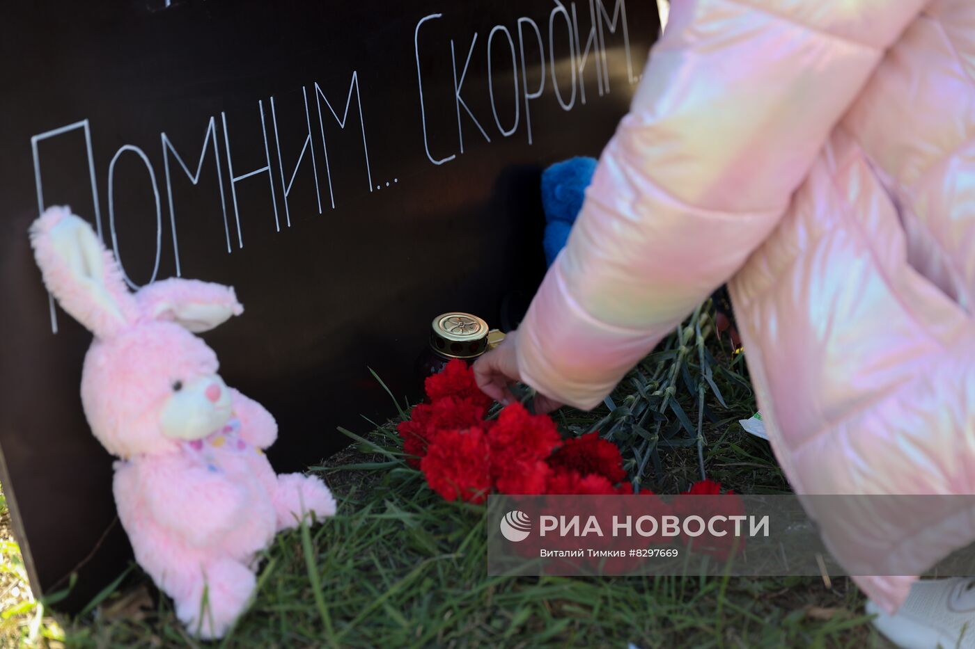 Цветы в память о погибших в результате крушения самолета в Ейске