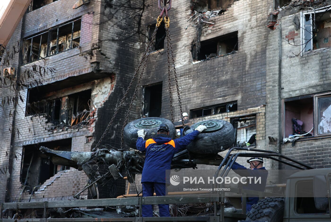 Разбор завалов на месте крушения самолёта в Ейске