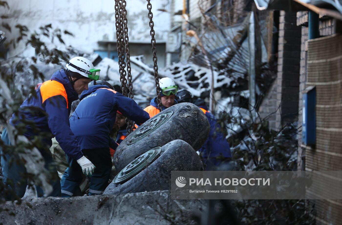 Разбор завалов на месте крушения самолёта в Ейске